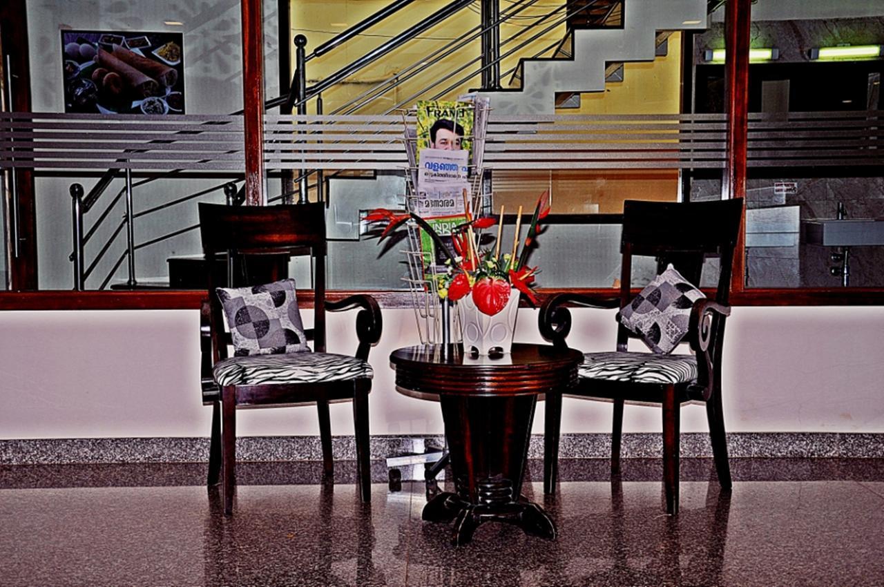 โรงแรมมุกอัมพิกา พาเลซ กอลลูร์ ภายนอก รูปภาพ